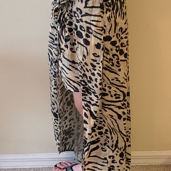 Do you see a leopard skirt or the first skirt? - Picture 3 of 4